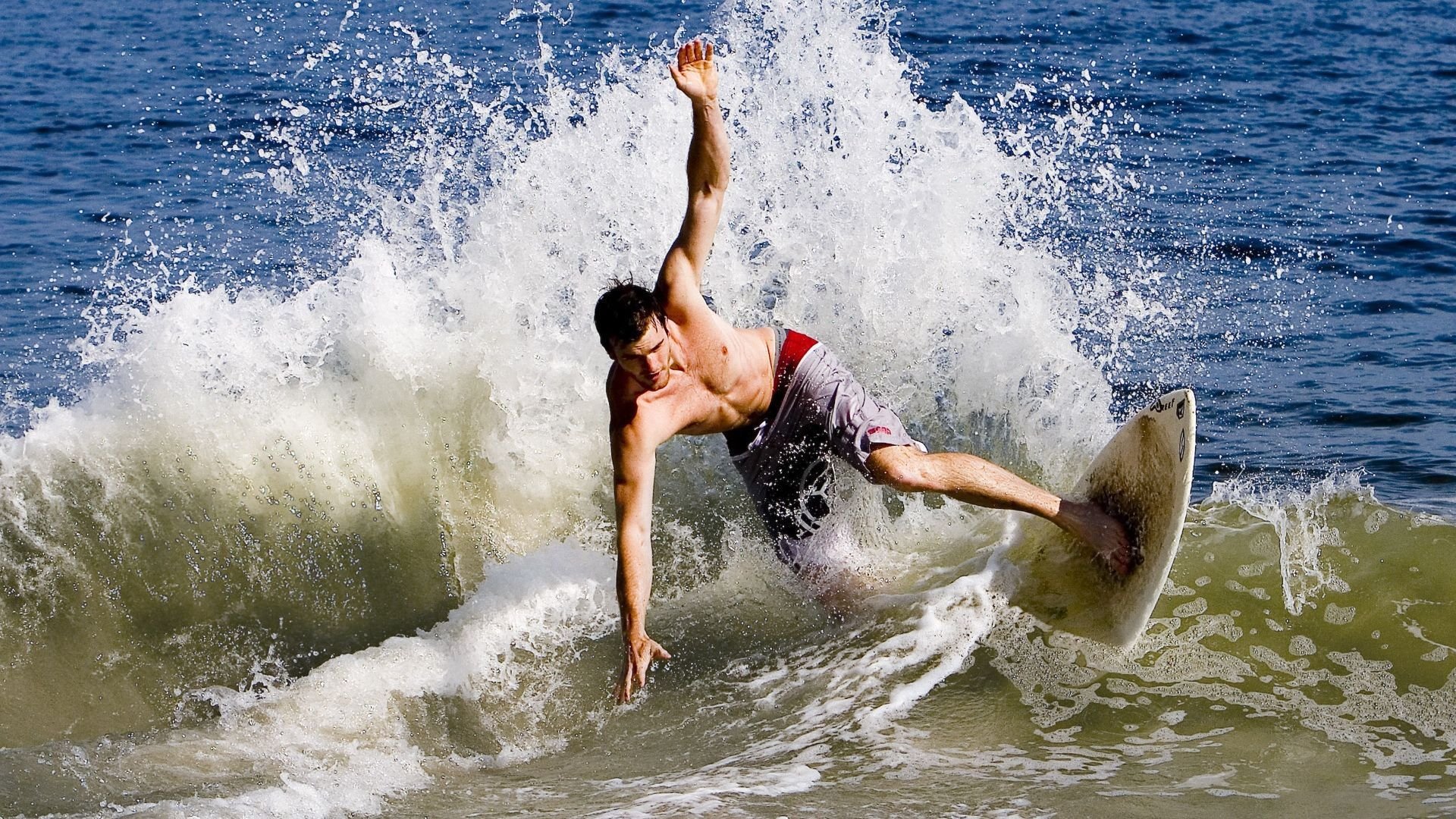 电竞赛场焦点！荷兰队对阵美国队，意外判罚引发热议，比赛氛围紧张